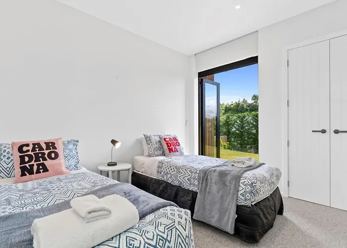 Modern Family Retreat, Pizza Oven, Bbq, Sleeps 6 *