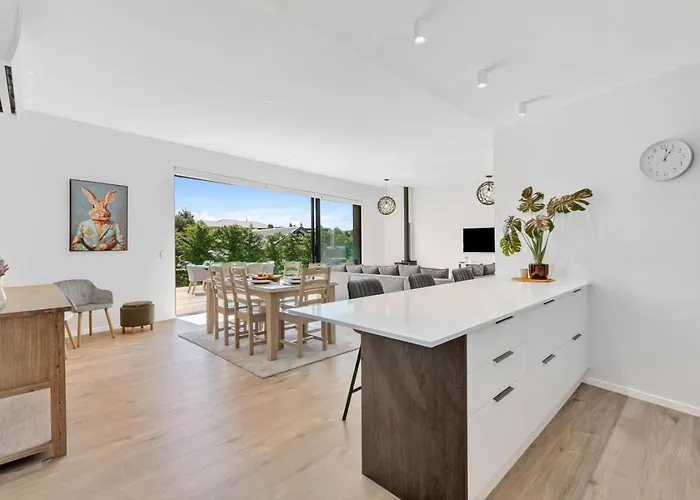 Modern Family Retreat, Pizza Oven, Bbq, Sleeps 6 * Wanaka