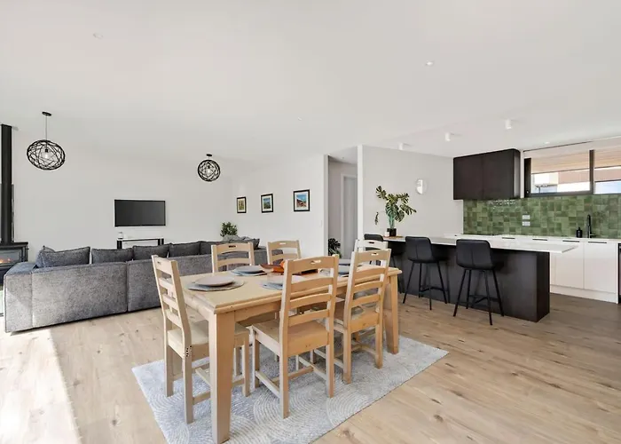Modern Family Retreat, Pizza Oven, Bbq, Sleeps 6 Wanaka