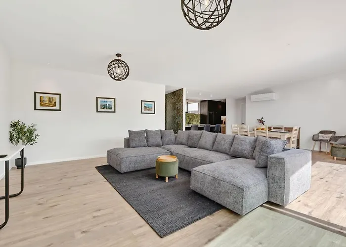 Modern Family Retreat, Pizza Oven, Bbq, Sleeps 6 *