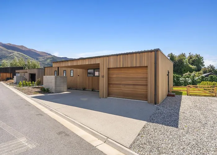 Modern Family Retreat, Pizza Oven, Bbq, Sleeps 6 *