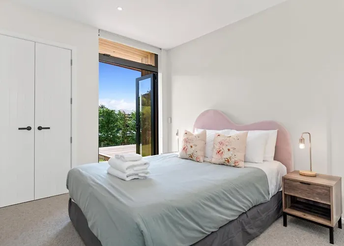 Modern Family Retreat, Pizza Oven, Bbq, Sleeps 6 *