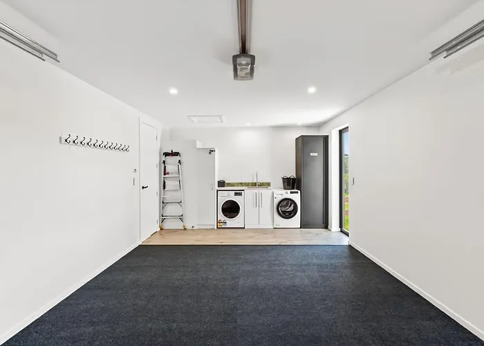 Modern Family Retreat, Pizza Oven, Bbq, Sleeps 6 *